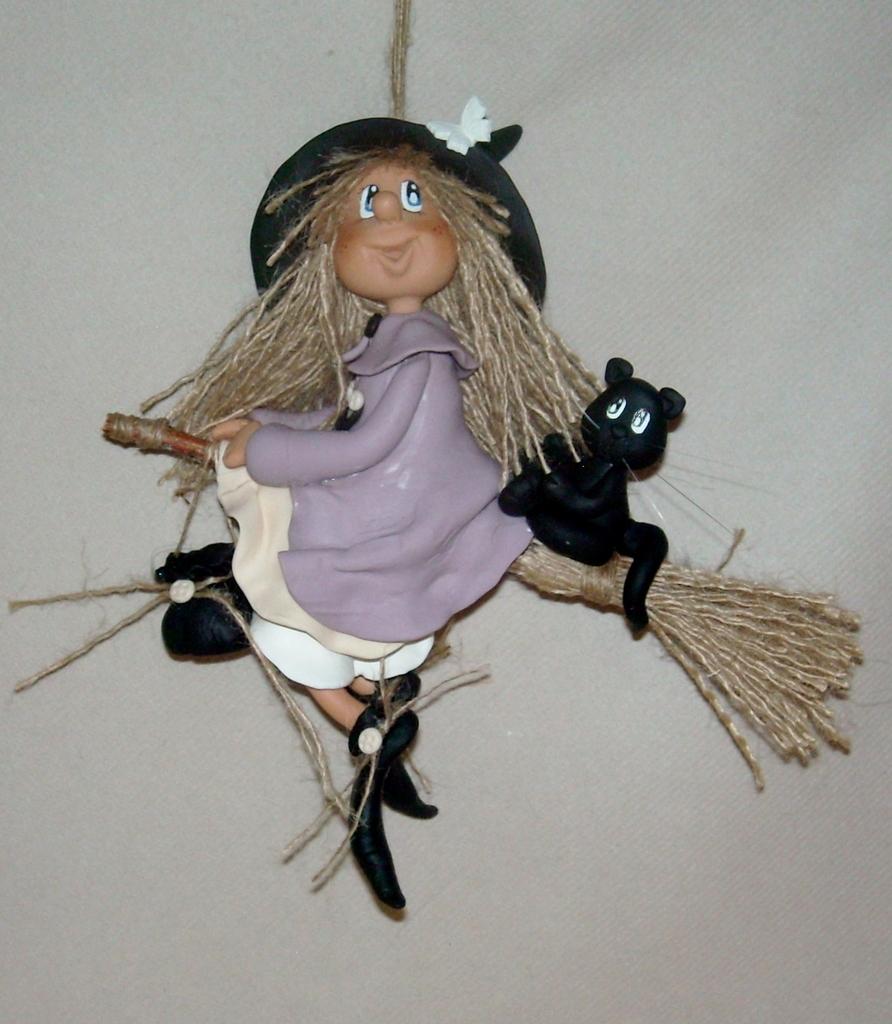  Sorcière avec leur p'tit chat  à suspendre en porcelaine froide