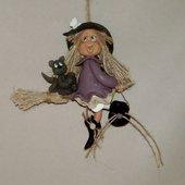 Mini Sorcière avec son chat  en porcelaine froide