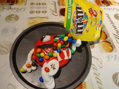 GRAVITY CAKE M&M'S