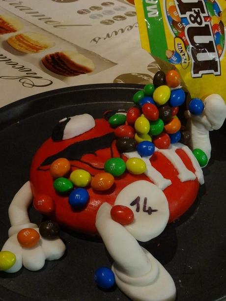 GRAVITY CAKE M&M'S