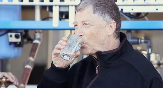 Bill Gates boit de l’eau produite à partir d’excréments