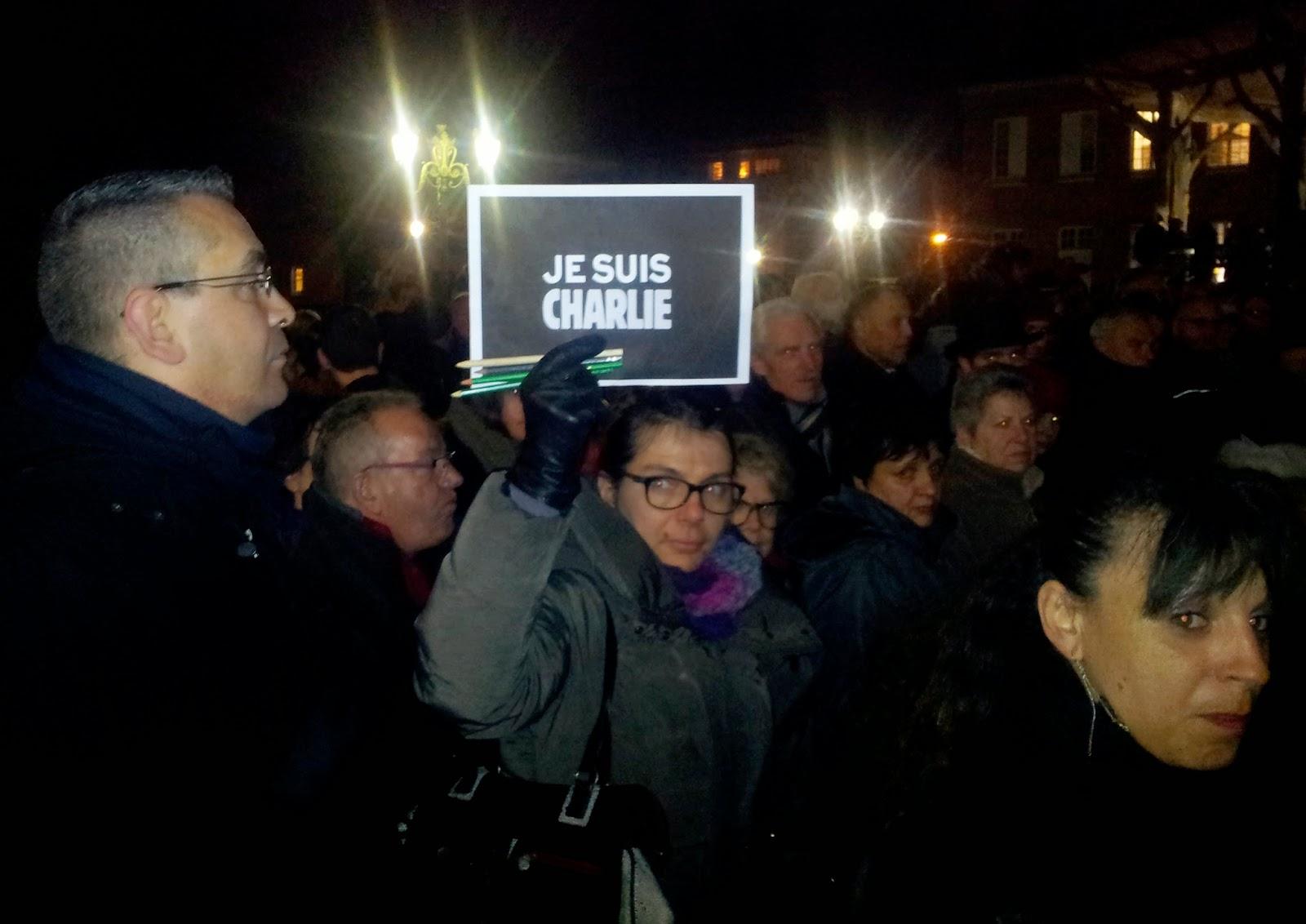 1500 lovériens rassemblés en silence pour crier leur compassion avec les victimes de « Charlie Hebdo »