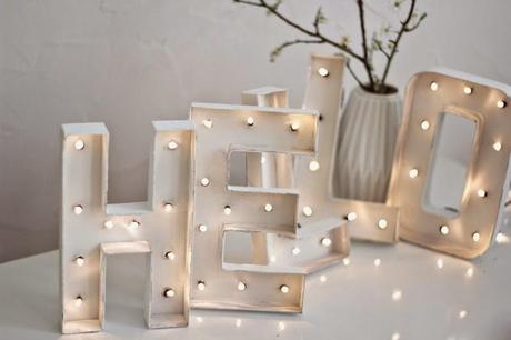 Lettres lumineuses Hellö via Nat et nature Home Challenge // Déco, des mots