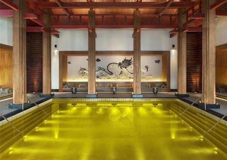 the-st-regis-lhasa-resorts-gold-energy-pool-in-tibet-makes-guests-feel-ultra-luxurious-with-its-gold-plated-tiles-lining-the-pool