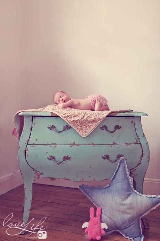 photo bébé sur commode vintage