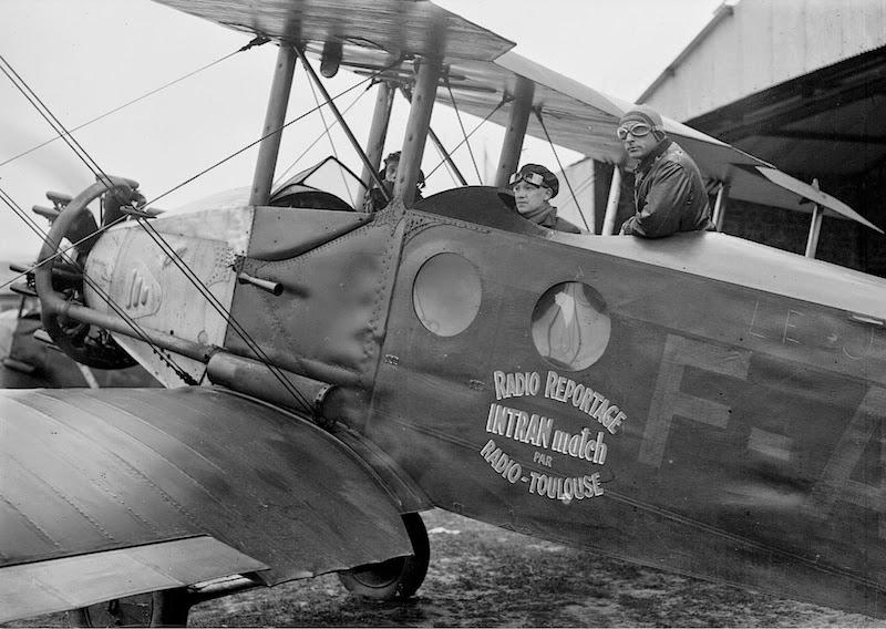 1932, Alex Virot assure son reportage radio en avion