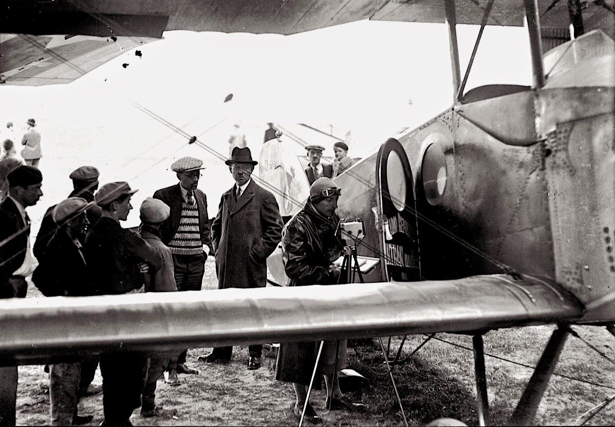 1932, Alex Virot assure son reportage radio en avion