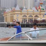 Federer et Hewitt échangent des balles sur deux bateaux