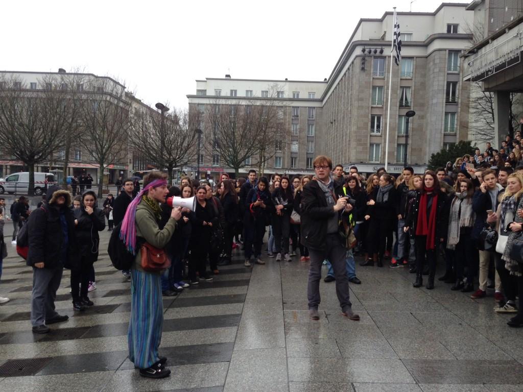 Cette photo n'a pas été prise hier mais vendredi au cours d'un rassemblement organisé par les lycéens de Brest. Le gros pépère ronchon sous une capuche, tout  gauche, c'est moi. 
