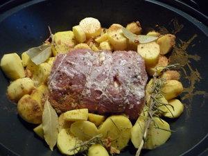 Filet de porc vapeur, pommes de terre fondantes et sauce aux champignons. 