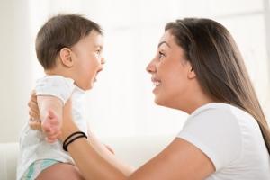 DÉVELOPPEMENT: Parler à bébé accroît sa capacité cognitive et sociale  – Trends in Cognitive Sciences