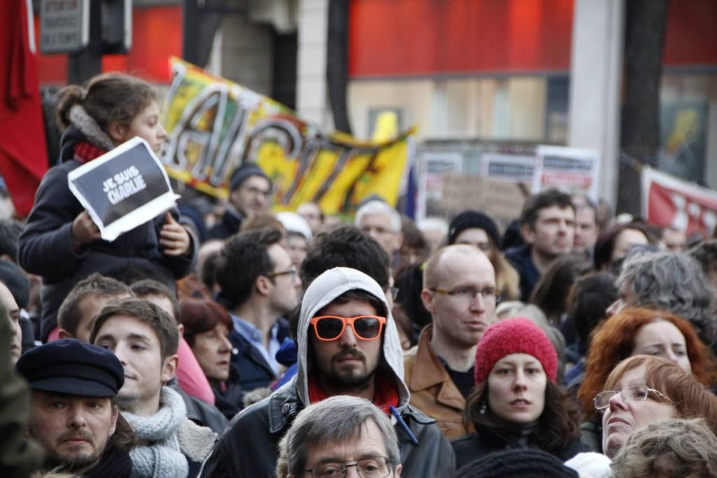 Manifestation Paris 11 janvier 2015 - République - Nation à la mémoire des victimes. Nous sommes tous Charlie. Photo : Mitra Etemad - romainparis.fr. Tous droits réservés.