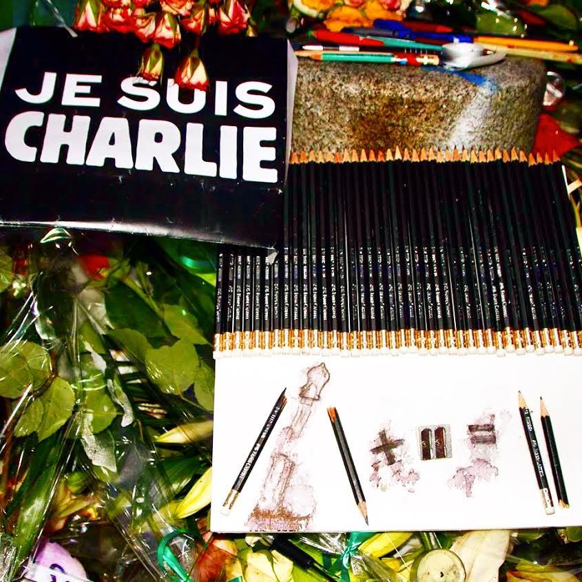 Les crayons de la liberté de s'exprimer déposés en hommage devant les locaux du Journal Charlie Hebdo 10 rue Nicolas Appert paris 75011 après le 7 janvier. Photo Mitra Etemad pour romainparis.fr - Tous droits réservés.