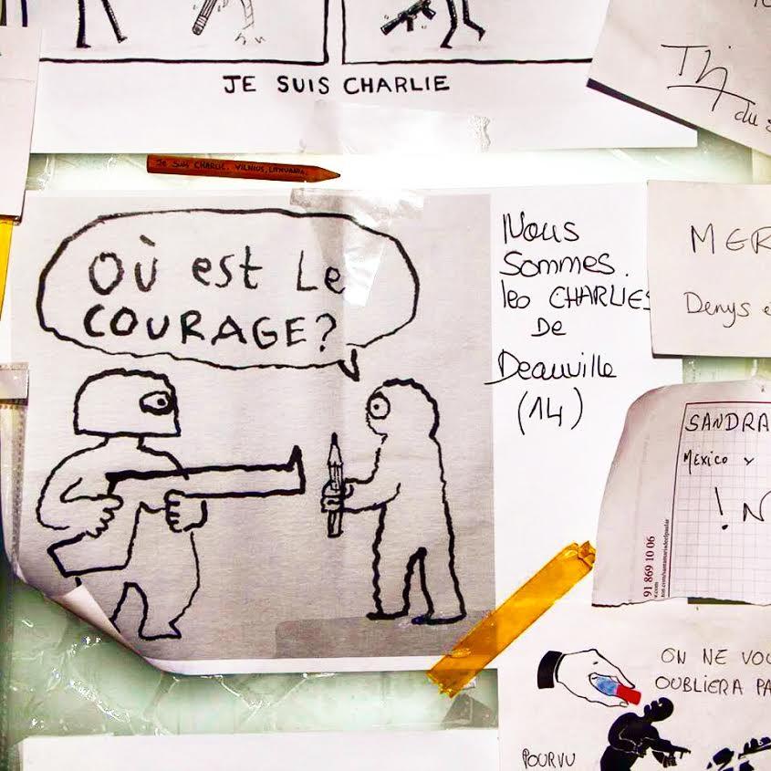 Dessins déposés en hommage devant les locaux du Journal Charlie Hebdo Paris,  après le 7 janvier. Photo Mitra Etemad pour romainparis.fr - Tous droits réservés.