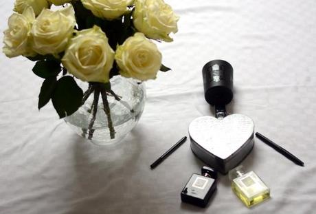 Roses blanches et Chanel