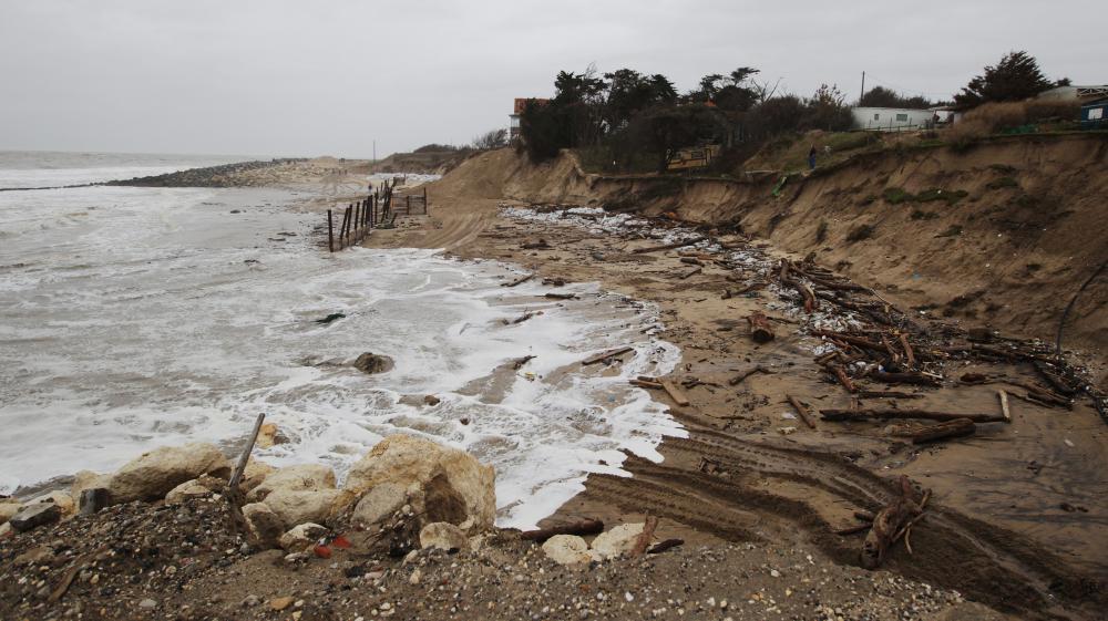La côte de Lacanau (Gironde) grignotée par les tempêtes successives, le 4 mars 2014. 