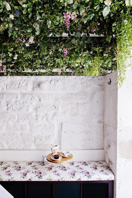 Paris / Un petit café très fleuri / Lily of the Valley /