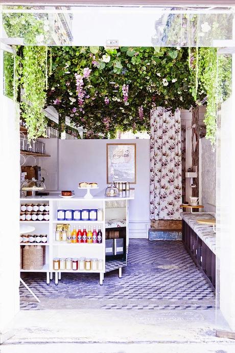 Paris / Un petit café très fleuri / Lily of the Valley /