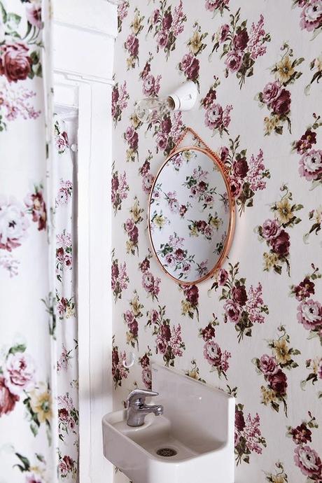 Paris / Un petit café très fleuri / Lily of the Valley /