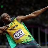 Usain Bolt s’éclate avec les bébés faisant le même geste que lui