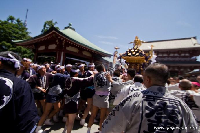 yakuzas-tokyo-festival-sanja-matsuri-04