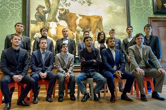 Au Mauritshuis, musée de la Haye, les participants posent devant Le Taureau de Paulus Potter (XVIIe siècle) - Photo © Alina L'Ami 