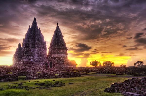Lost Hindu Temple (Prambanan) - ©Trey Ratcliff (Flickr)