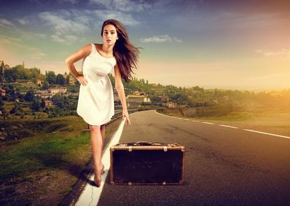 Attendre voyage valise route femme stop autostop.jpg