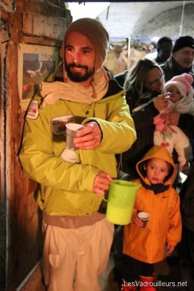 Goûter le lait frais de vache Goûter le lait frais de vache
