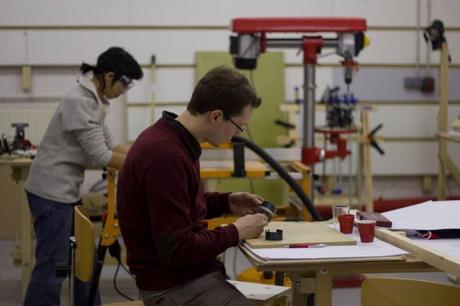 À Montreuil, un fab lab circulaire dans une « usine verticale » À l'intérieur du lab : scies, fraiseuses, découpeuses, imprimante 3D...
