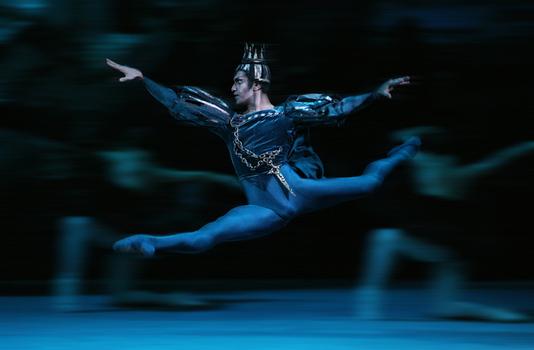 Au Théâtre Bolchoï, le prince du lac des cygnes rêve d’un ailleurs inaccessible