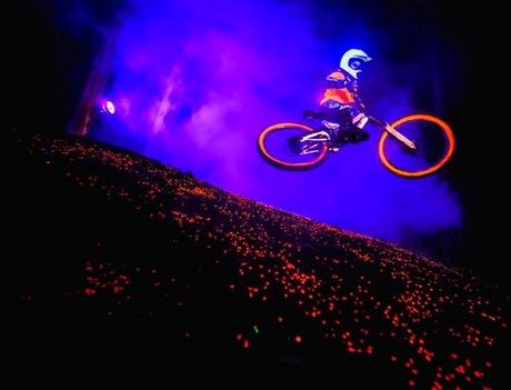 Session Bike de nuit en fluo