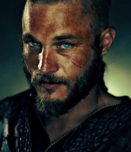 DE RETOUR POUR VOUS JOUER UN MAUVAIS TOUR! Travis-Fimmel