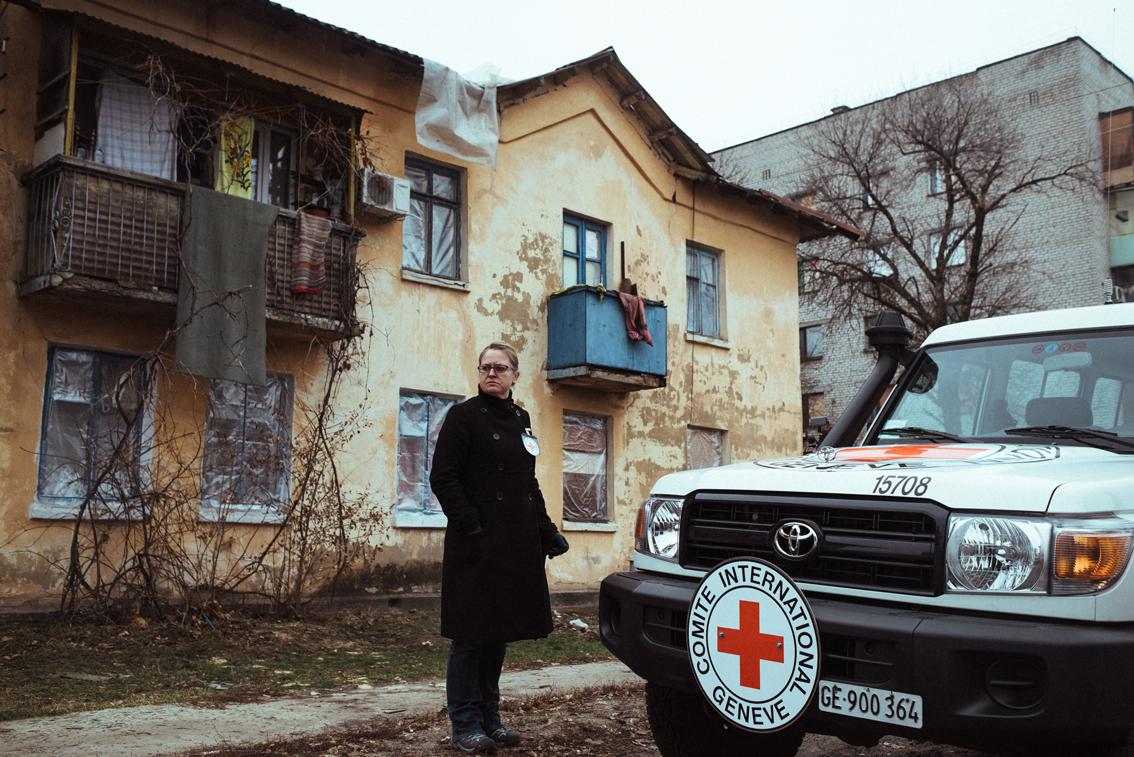 16 décembre 2014 : Dena Fisher, Cheffe du bureau CICR de Severodonestk, évalue la situation humanitaire à Schastye - Est de l'Ukraine. © Maxim Dondyuk - CICR