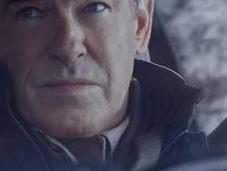 Pierce Brosnan redevient James Bond temps d’une drôle