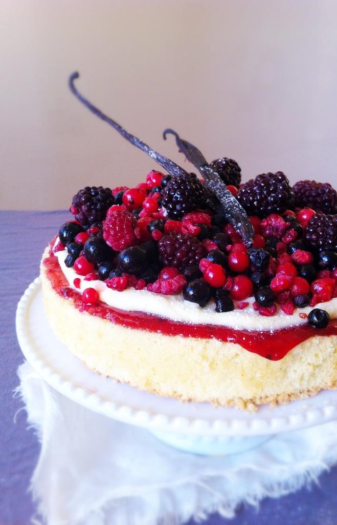 Red fruits cake