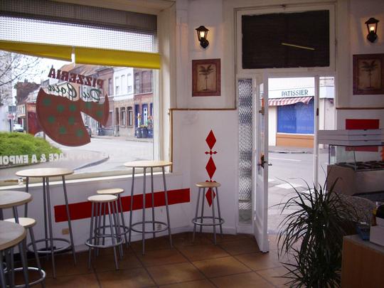 Fêter 45 anniversaires à la pizzeria du coin: une forme opposée de migration