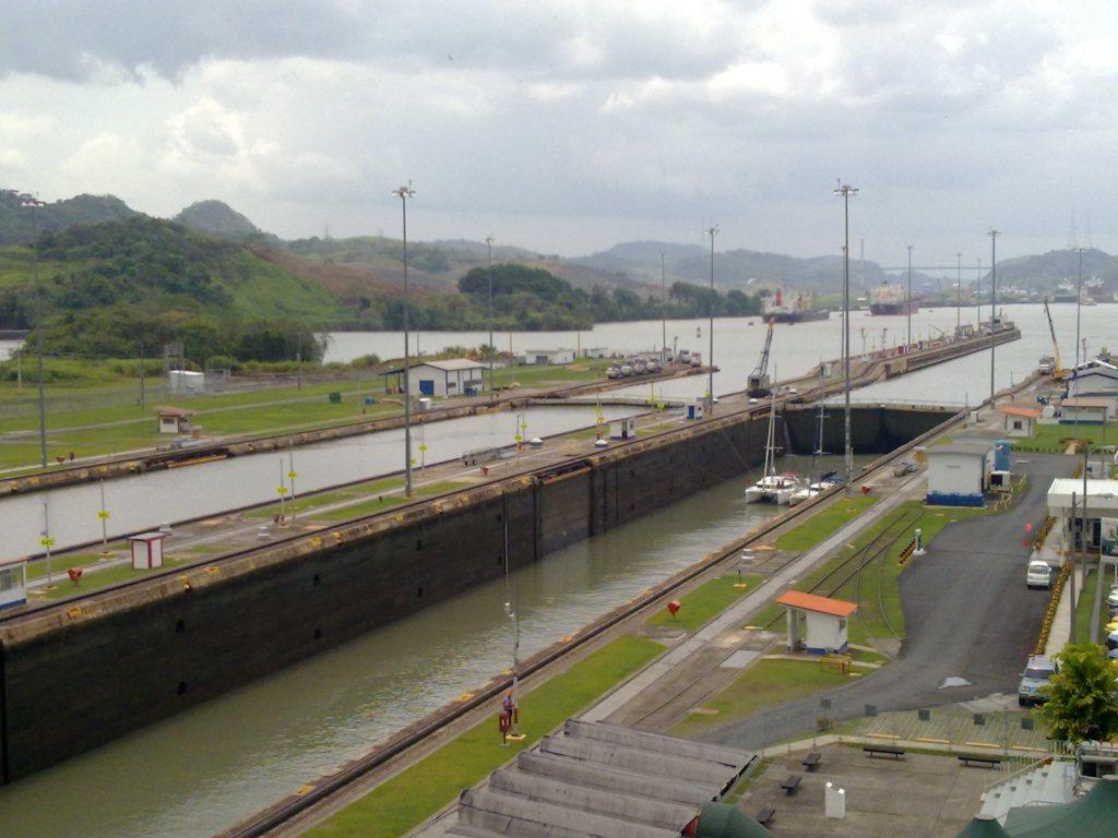 Le fameux canal et son écluse de Miraflores ( près de la capitale)