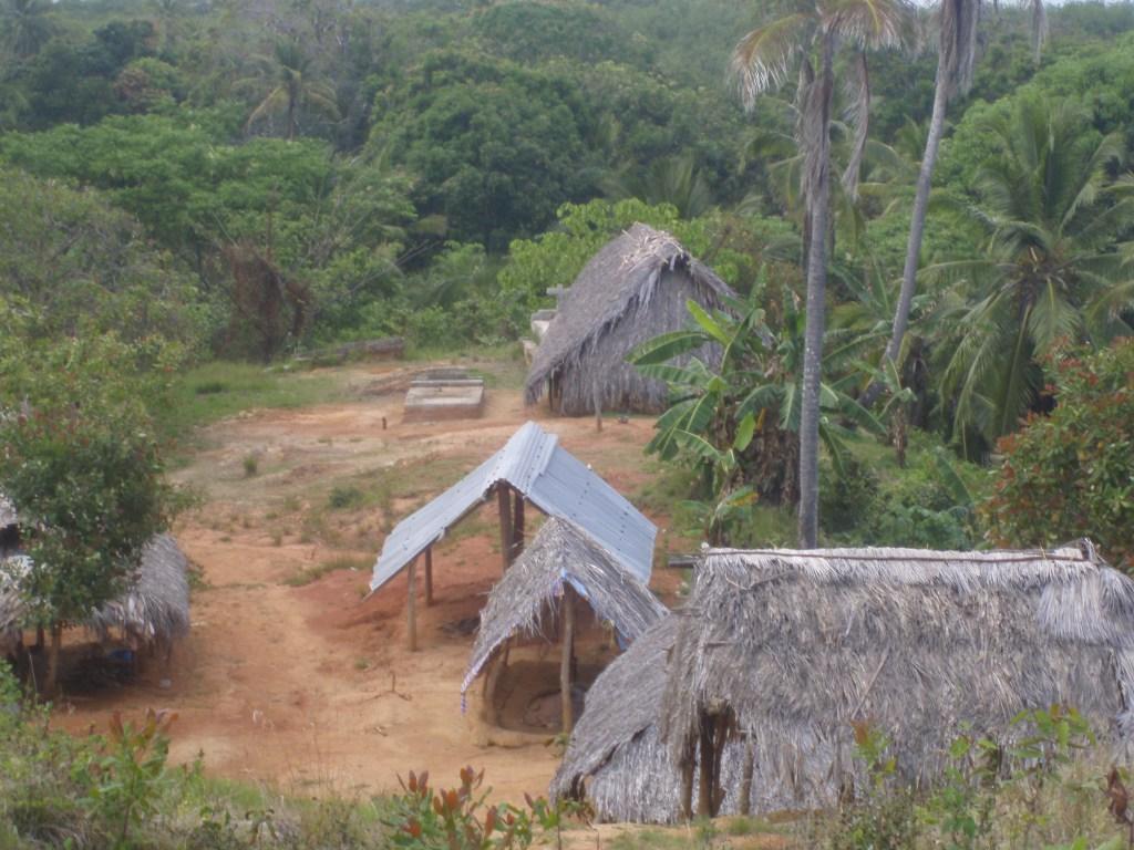 Cimetière Kuna. Les défunts sont enterrés  allongés dans leur hamac suspendu. La cabane de paille protège la sépulture des intempéries.