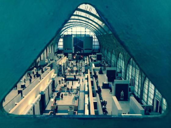 Vue de la nef du Musée d'Orsay à travers la structure métallique vers la galerie impressionniste