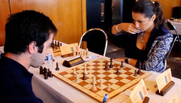 Le Français Marcello Santarnecchi contre et la maître internationale roumaine Silvia-Raluca Sgircea © Chess & Strategy