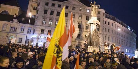 Autriche : le premier défilé des islamophobe de Pegida, supplanté par une contre-manifestation