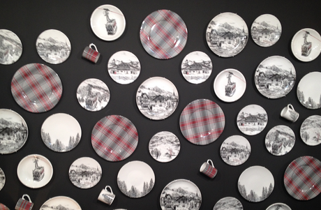 Mur d'assiettes chez Angel des montagnes Maison et objet via Nat et nature Maison et objet 2015//L'esprit charme