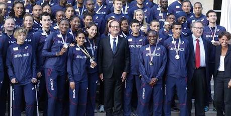Francois-Hollande-avec-les-athletes-tricolores-930x620