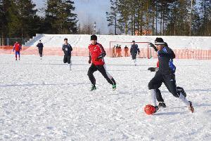 idée activité hiver football soccer dans la neige