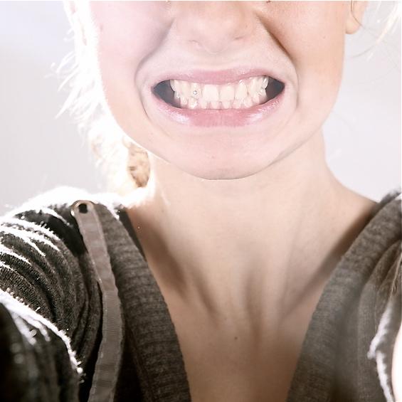 dents serrées neurologique visage