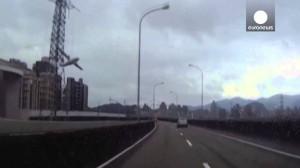 [VIDEO] TAÏWAN: Un avion se crashe en zone urbaine après son décollage
