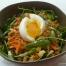 cliquez ici pour voir  la recette du Boulgour bio à la carotte, pomme et roquette, sauce à l'amande citronnée et oeuf mollet 