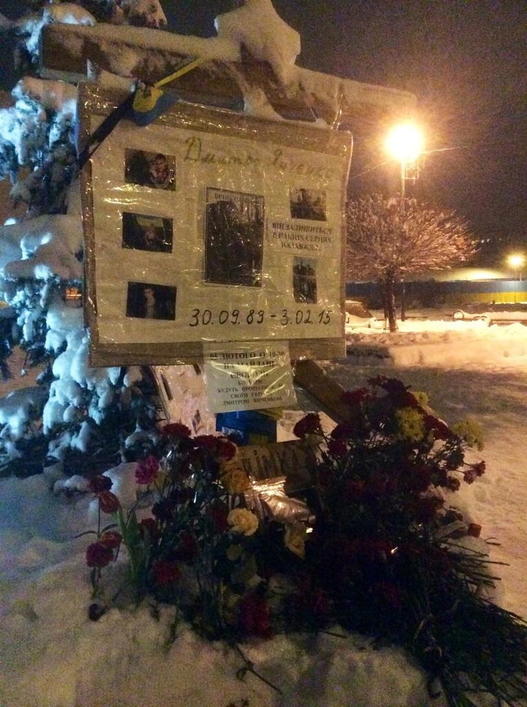 La guerre en Ukraine, le témoignage populaire d'une stèle érigée en mémoire d'un jeune soldat.
