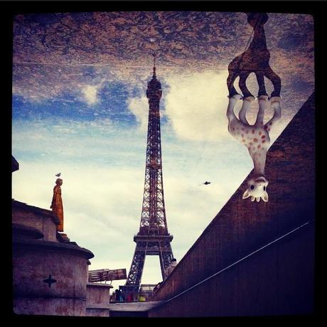 Ma réponse au tag de Lilie : un nouveau liebster award et mes 11 réponses en images 11) En ce moment, je balade une petite Sophie la girafe avec moi dès que j'ai un déplacement dans Paris à faire. Et je la prends en photo dans cette ville mythique. Un peu comme le nain d'Amélie Poulain, mais en plus bruyant et uniquement à Paris. Et j'aime bien ! #sophiedansparis #sophieetmoi #enbalade